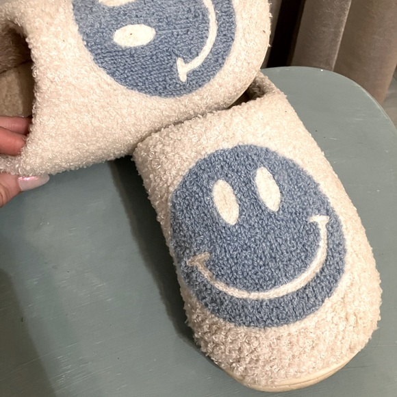 Cute New Smileys! Out on the town or at home comfy slip ons -size 8.  Boutique - Picture 2 of 4